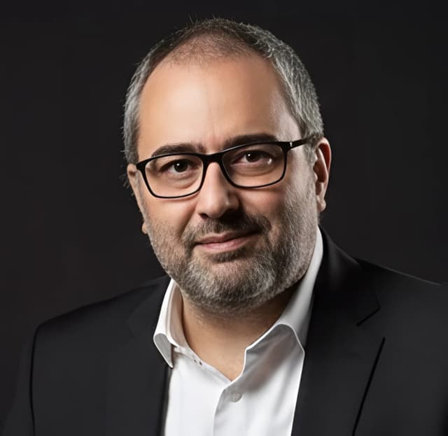 MARX ERROU: O ÓPIO DO POVO NÃO REZA. JOGA À BOLA.